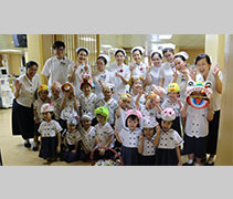 峇六拜慈濟幼兒園學生到洗腎中心拜年，在把歡樂帶給腎友的同時，也感謝護理人員的付出。【攝影者：陳瑞文】