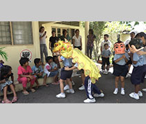 檳城安親班學生為兒童保護中心的小朋友帶來舞獅表演，與他們分享過年的喜悅。【攝影者：黃翊晴】