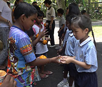 檳城安親班學生以蘆柑及杯子蛋糕作爲祝福，傳遞給兒童保護中心的小朋友。【攝影者：黃翊晴】