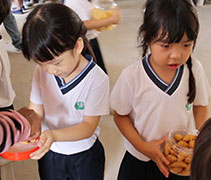 檳城慈濟幼兒園小朋友帶上新年糕餅，與工友們分享。【攝影者：陳瑞文】