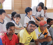 檳城慈濟幼兒園學生用雙手為工友按摩，感恩他們建造出這座希望的殿堂。【攝影者：陳瑞文】