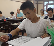 梅鎧仲是慈濟幼兒園畢業生，他認爲自己在小學時期沒把書法寫好，希望能藉此機會，提升書法功力。【攝影者：黃翊晴】