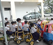 離開前，檳城慈濟幼兒園小朋友在校園各處留下最後的身影，把美好回憶永存心底。【攝影者：黃翊晴】