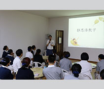 教育志工很專心地在聽李惠卿老師分享靜思語教學。【攝影者：許俊雄】