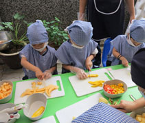 孩子們們親自下廚，為大家準備健康美味的太空餐。【攝影者：翟佩庭】