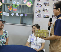 學員陳珍玉（左）滿心歡喜地向慈濟志工蘇美英（慈聿）分享自己所做的手工籃子。【攝影者：董燕榮（慈奐）】
