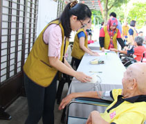慈青們協助醫護人員，為長者們測量血壓。【攝影者：姚惠慧】