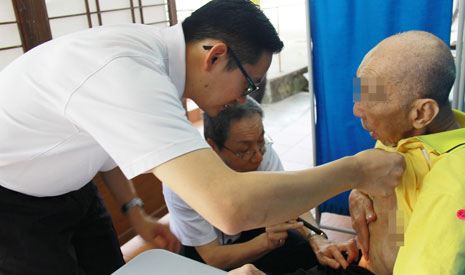 兩名新山慈濟人醫會醫師正在為一名長者看診。【攝影者：姚惠慧】