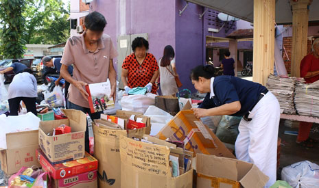 新邦瓜拉組屋區環保日，民眾一早將資源置放在華人福利組亭子前等待志工回收。【攝影者: 許薇盈（懿礽）】