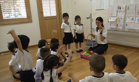 檳城慈濟幼兒園老師讓學生挑出最喜愛的食物，再由其他同學思考食用該食物能否登入蔬果星球，藉此提升小朋友對蔬果星球的概念。【攝影者：黃翊晴】