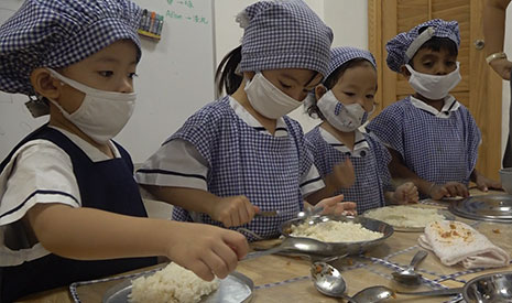 蔬果星球上的太空素食餐由檳城慈濟幼兒園小朋友親自準備。【攝影者：黃翊晴】