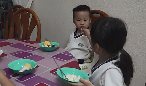 張詠婕會勸家人吃素，今年四歲的弟弟在她的影響下，開始學習吃蔬菜。【攝影者：黃翊晴】