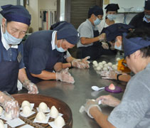趁著慈濟五十二週年慶，志工們合理製作壽桃，為朝山活動做準備。【攝影者：周成山（濟濡）】