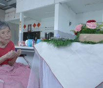 因行動不便而無法出席浴佛典禮的林玉算阿嬤，看到慈濟志工的到來，非常感動。【攝影者：葉秀文】