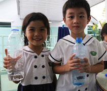 洪楷喻小朋友在得知同學的水不夠用時，他大方分享他的資源，一起度過缺水危機。【攝影者：尤靜蓓（慮忱）】