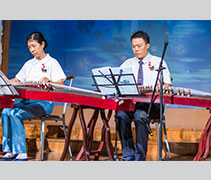 陳澤傑與古箏班學員在社會教育推廣中心結業禮上演奏古箏曲目《千手世界》。【攝影者：顏文煌】