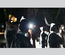 朝山尾聲雖下起雨，卻澆不滅眾人向上向善的道心。【攝影者：顏文煌】