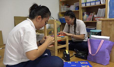兩名幼教系學生申請到檳城慈濟幼兒園實習，十八週的實習生活，從編寫教案、製作教具到實際教學，收穫了不少教學經驗。