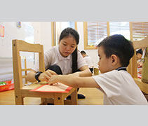 無兼職經驗的實習老師—陳彩雲，可說是從「零」開始，這十八週裡，她與孩子一同成長。