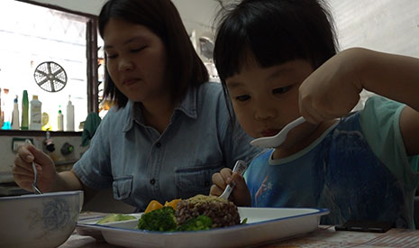 黃鈺珍對素食的堅持，感動了媽媽，也帶動一家人一同吃素。【攝影者：黃翊晴】