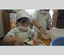 年僅四歲的黃鈺珍對烹飪相當感興趣，每在幼兒園學會一道素食料理，她便會回家與媽媽分享。【攝影者：莊智文】