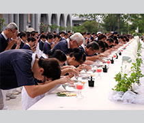 禮佛足、接花香。雙手輕輕浸入香湯，洗滌自身煩惱垢。【攝影者：文玉芳】