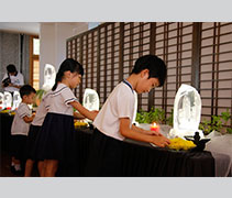 檳城慈濟幼兒園學生收起玩心，在「禮佛足、接花香、祝福吉祥」口號聲中虔誠禮佛。【攝影者：黃翊晴】