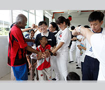 吃完香積粥後，兒子幫媽媽擦拭嘴角，給媽媽一個愛的抱抱，媽媽為兒子貼心的舉動感到歡喜、滿足。對父母盡孝，是人生最大的福氣。【攝影者：丘笑菱（慮稹）】