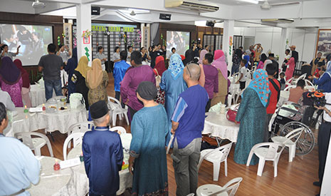 全體志工，照顧戶與家人們，一起唱誦印尼語版的歌曲【一家人】。【攝影者：林兆南】