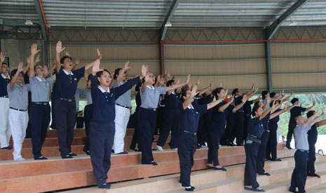 手語志工們第一次在模擬舞台排練，舉手投足間一點也不敢馬虎，務必要把最好的呈獻給觀眾。【攝影者：林勇添（本妙）】
