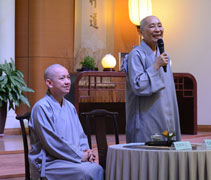 德勷師父（右）對海外的靜思弟子們殷殷叮嚀，期許大家能珍惜 上人還能開示的因緣。【攝影者：陳志財（濟庭）】