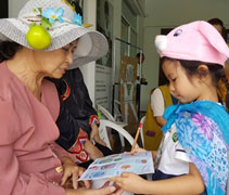 吉打慈濟幼兒園舉辦「蔬果護照日」，「大愛婆婆」鍾蓮娘到場為孩子送愛。【攝影者：譚莉璉（慈遵）】