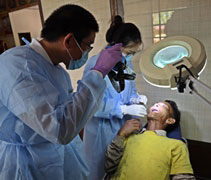 牙科部人潮較多，圖為牙醫正為村民依克恩（Ikerm）檢查牙齒。【攝影者：王素月（明淯）】
