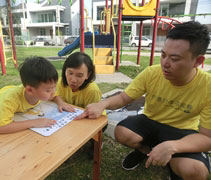 平時很少有機會與孩子遊戲的家長周聲錸和劉敏兒很珍惜一家人玩樂的時光。【攝影者：陳亮昀】