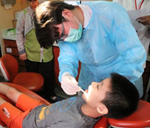 貼心的流動牙醫所服務顯親民，圖為醫生為一名孩子檢查牙齒。【攝影者：洪愛惜（慈菁）】