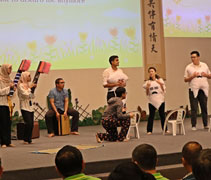醫護人員演繹「痛了才後悔」音樂劇，讓民眾感驚喜。【攝影者：王素月（明淯）】
