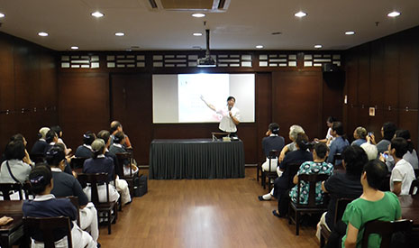 台灣慈濟大學兒家系助理教授吳淑娟，到馬來西亞分會靜思堂舉行小型講座會，與年長者談如何樂活人生。【攝影者：莊智文】