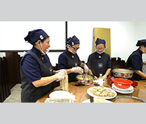 凈斯團隊志工提早抵達梵菜香素食館，大家和合互協準備圍爐的食材，與主食香積麵。【攝影者：邢薇薇】