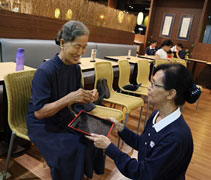 今年6月教師節，陳白娟接受當年學生王素月（明淯）敬奉的感恩茶。【攝影者：李慶貴】