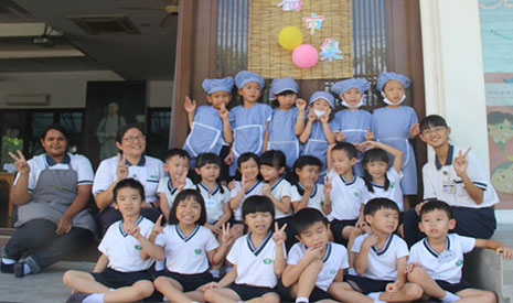 為了籌募慈善基金，馬來西亞吉打慈濟幼兒園六歲班的孩子發起幸福市集向家長募愛募款。【攝影者: 鄭穎】
