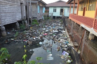 亞音港中華小學的屋腳下囤積很多垃圾。【攝影者：陳祖清】