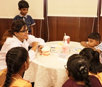 印裔牙醫妮羅莎（Nirossha）很高興能趁著佳節來臨前，以自己專業為民族付出。圖為她教導孩子們如何照顧口腔衛生。【王素月（明淯）】