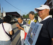 檳城去年（2017）發生大水災時，張金木與志工到街頭募款。【攝影者：馬耀甄（慈甄）】