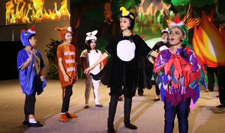 《小麻雀救火》兒童劇場是人文學校師長和學生以誠意呈現的演出。【洪愛惜（慈菁）】