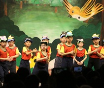 《小麻雀救火》兒童劇場共六十八位學生參演，當天大家落力演出，將最好的一面獻給觀眾。【洪愛惜（慈菁）】