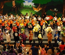 劇終時，全體演出者上臺演唱《地球的孩子》，為《小麻雀救火》畫上圓滿的句點。【何義雄(誠瓛)】