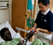 今年十月，志工前往醫院探訪入院觀察的莎蒂雅努舒亞。她在得知慈濟正推行「1013」運動後，也獻出一點愛。圖為志工潘思伻（慈渶）。【攝影者：尤靜蓓（慮忱）】