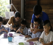 陶呆姐姐與陶呆哥哥用心指導孩子們製作陶土作品。【攝影者：鄺奕謙】
