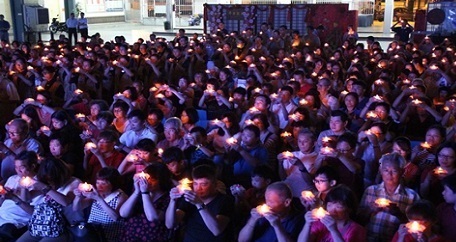 全場接近500人點燃心燈，祈求平安，天下無災難。【攝影：張燕茹】