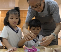 林明珠阿嬤成為大愛媽媽后，圓滿多年心願，深耕校園，教導孩子品德教育。【攝影者 : 劉智淵】